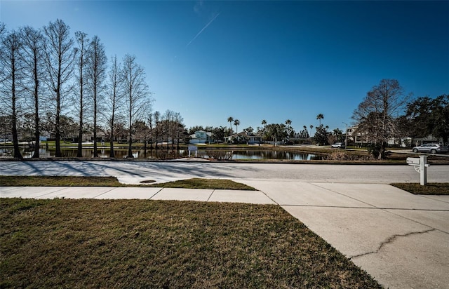 view of yard featuring a water view