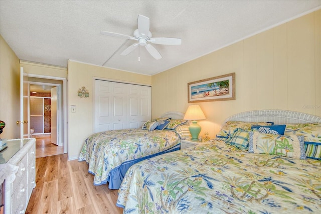 bedroom with ceiling fan, a textured ceiling, a closet, and light wood-type flooring