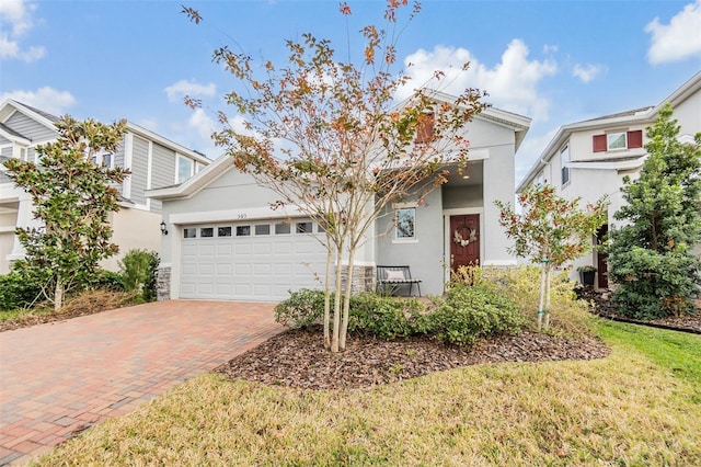 view of front of property featuring a front yard