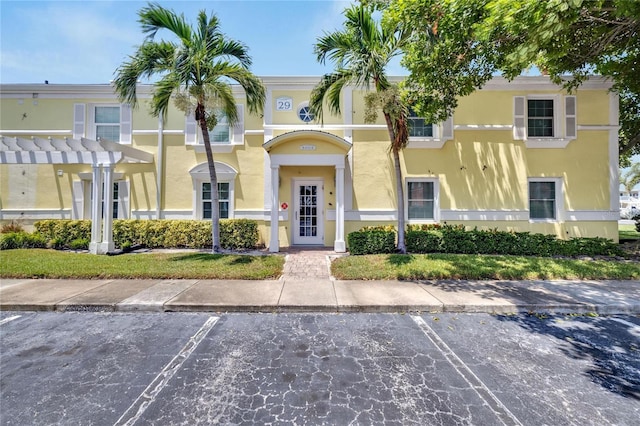 townhome / multi-family property featuring a pergola