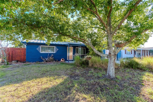 view of front of home featuring a front lawn