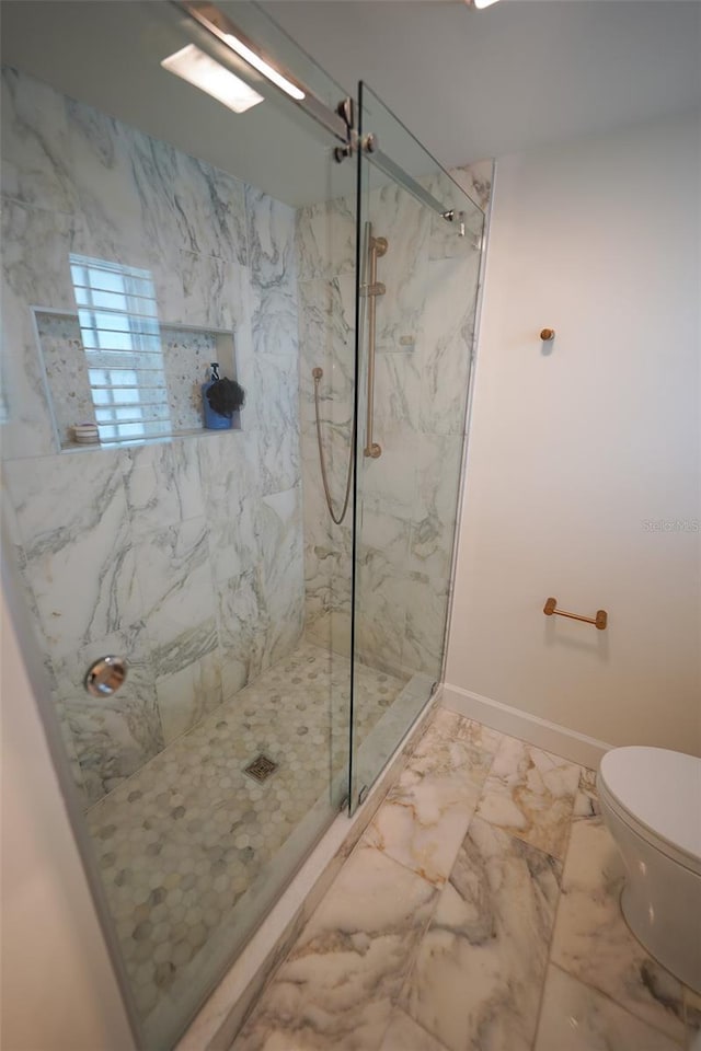 bathroom featuring a tile shower and toilet