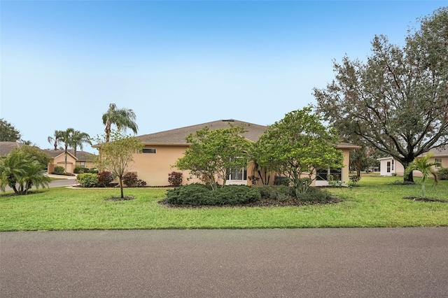 view of front of property featuring a front yard