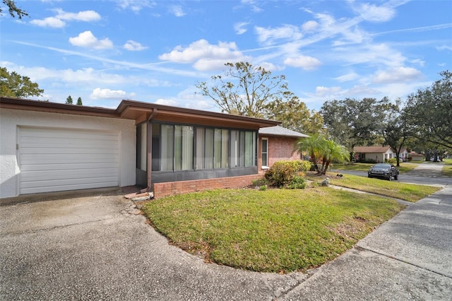 view of front facade featuring a garage and a front lawn