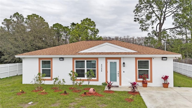 view of front of house featuring a front yard