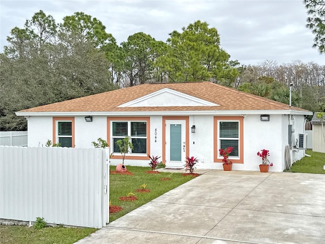 view of front of property featuring a front lawn