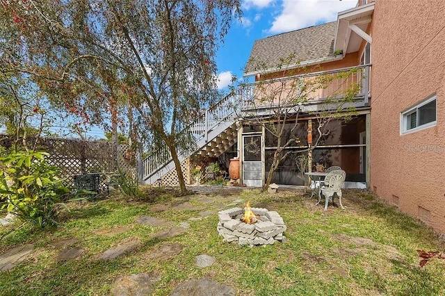 view of yard featuring an outdoor fire pit