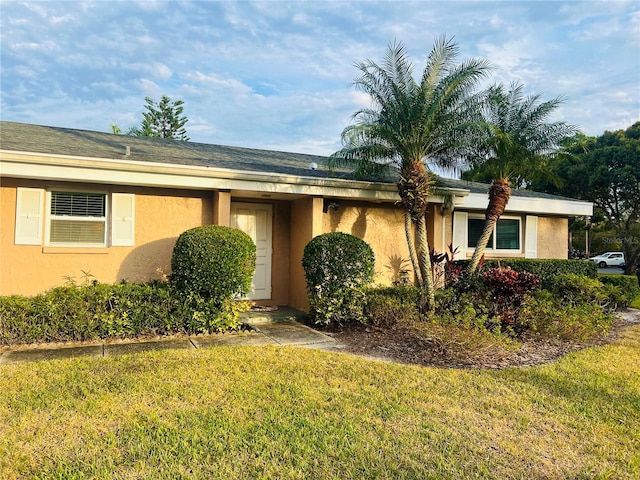 single story home with a front lawn