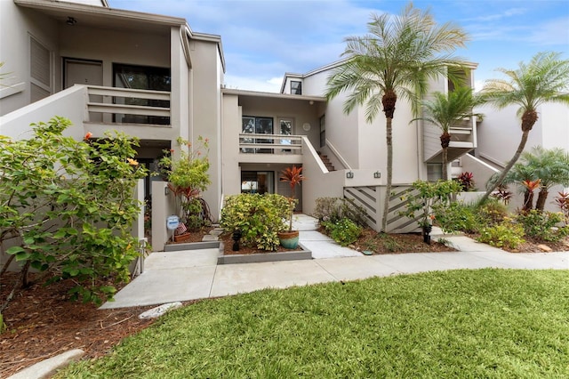 view of front of house with a front lawn