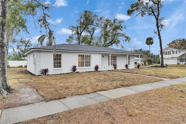 single story home with a front lawn