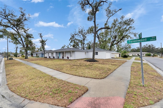 view of front of home featuring a front lawn