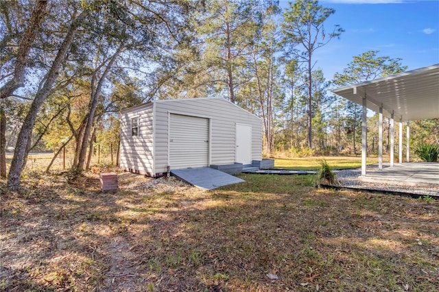 view of yard featuring a storage unit