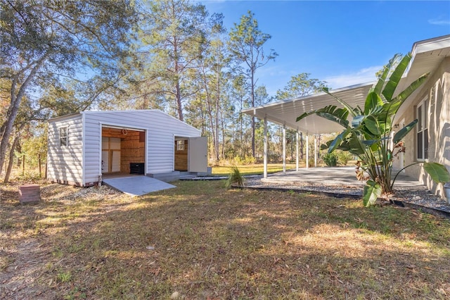 view of yard featuring an outdoor structure