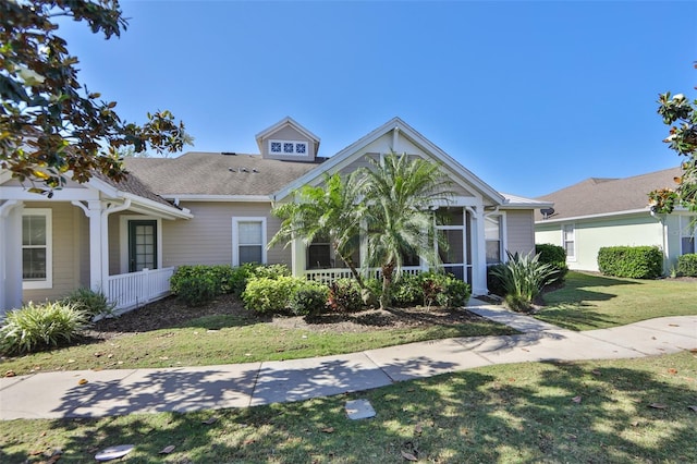 view of front of property featuring a front yard