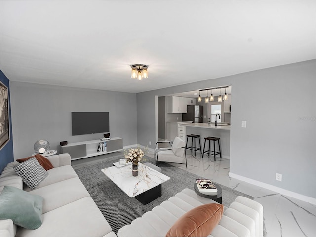 living room with sink and a chandelier