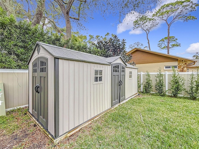 view of outdoor structure with a yard