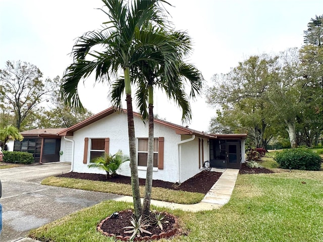 view of front facade featuring a garage and a front yard