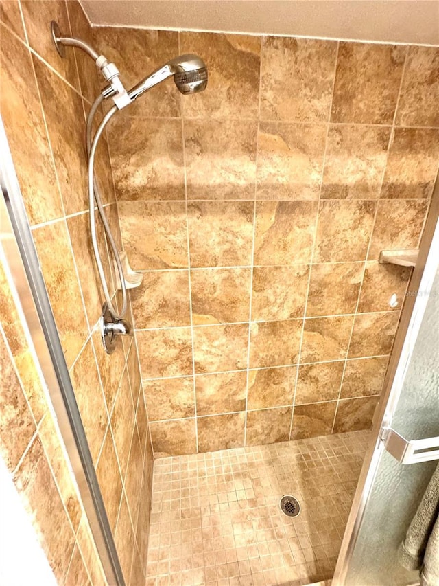 bathroom featuring tiled shower