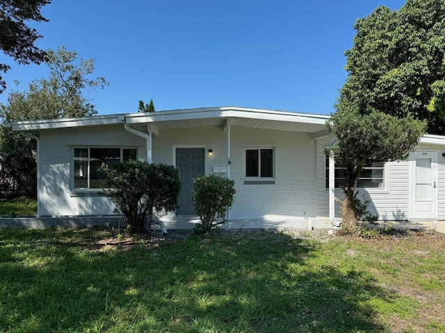 view of front of property with a front yard