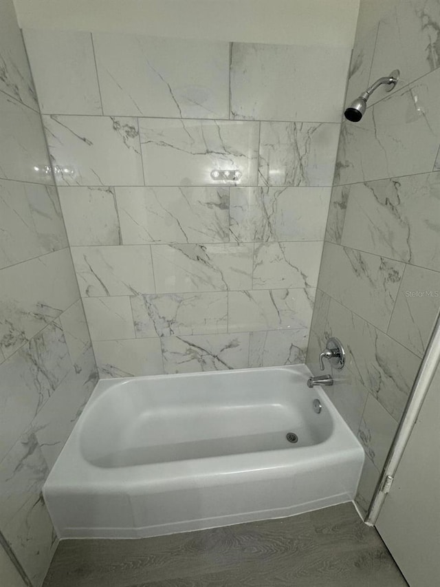 bathroom with tiled shower / bath