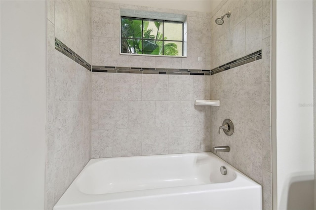 bathroom with tiled shower / bath