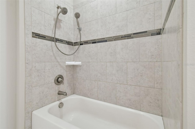 bathroom with tiled shower / bath