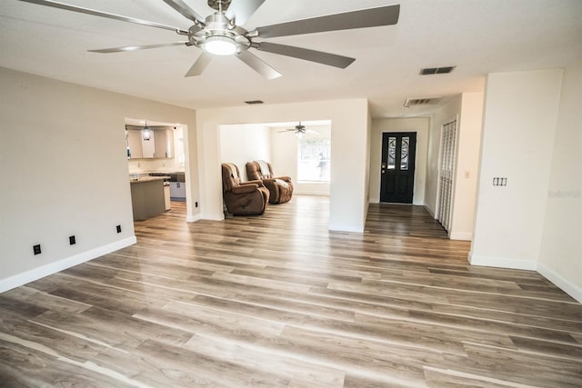 entryway featuring dark wood-type flooring and ceiling fan