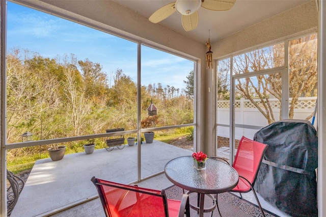 sunroom with ceiling fan