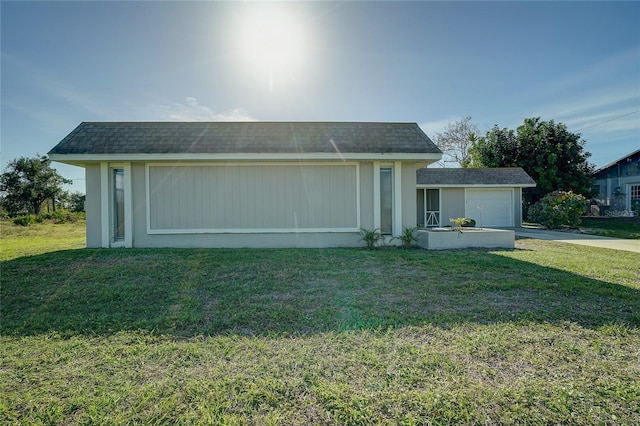 view of front of house with a garage and a front yard