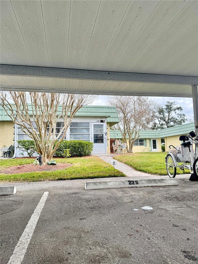 view of front of house featuring a front lawn