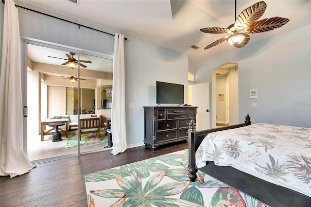 bedroom featuring ceiling fan, dark wood-type flooring, and a closet