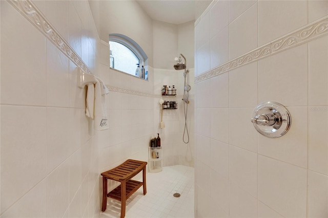 bathroom featuring a tile shower