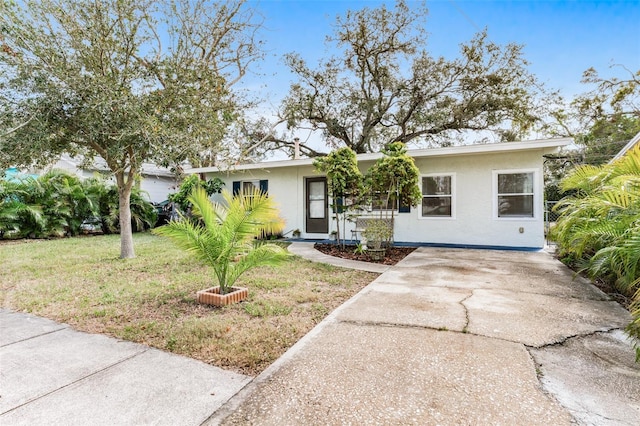 view of front of home featuring a front yard