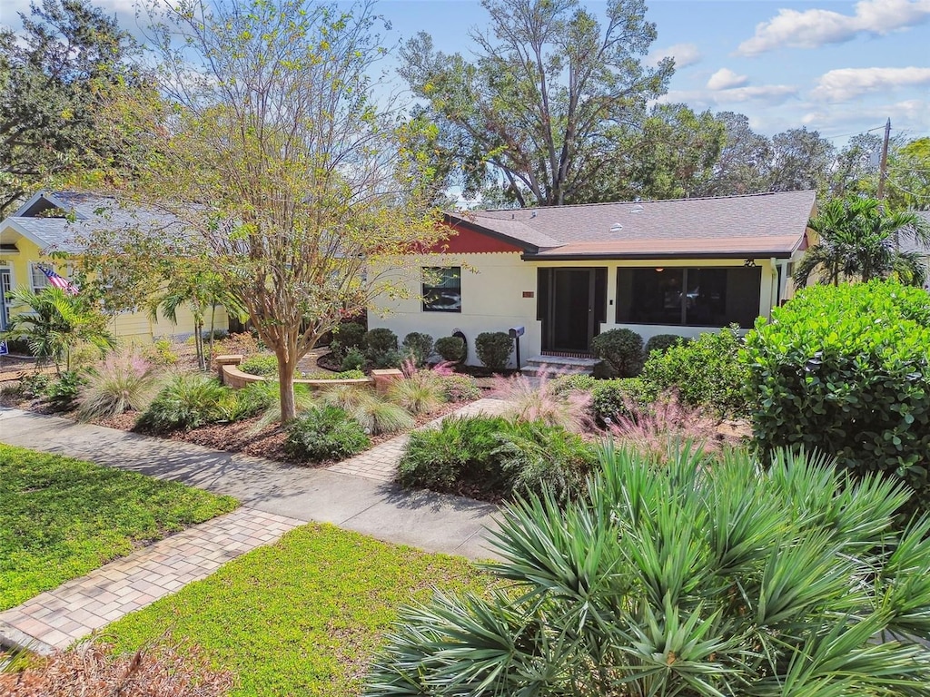 view of front of property with a front yard