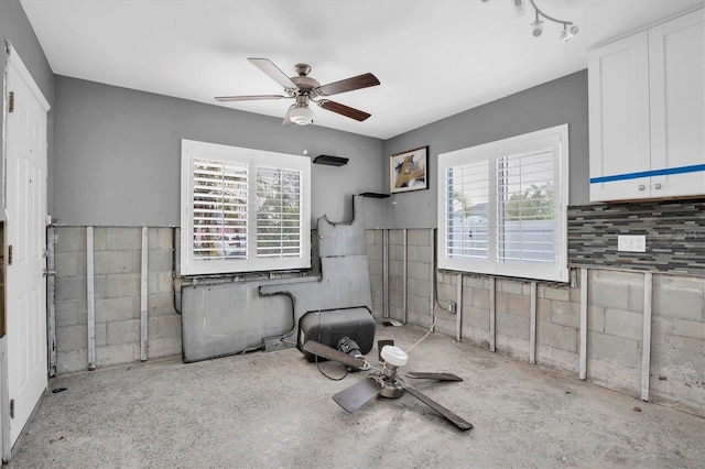 exercise room featuring ceiling fan