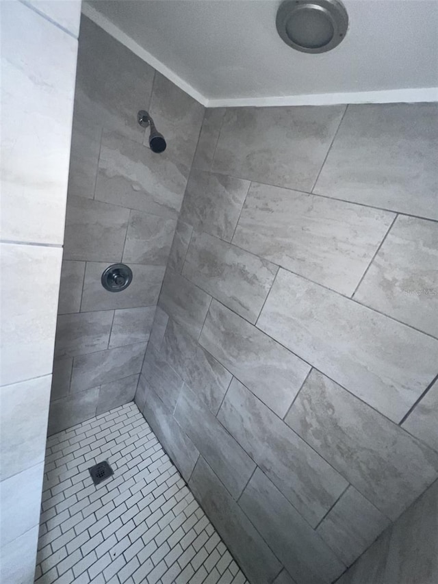 bathroom featuring a tile shower