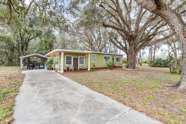 view of front of property featuring a front yard and a carport