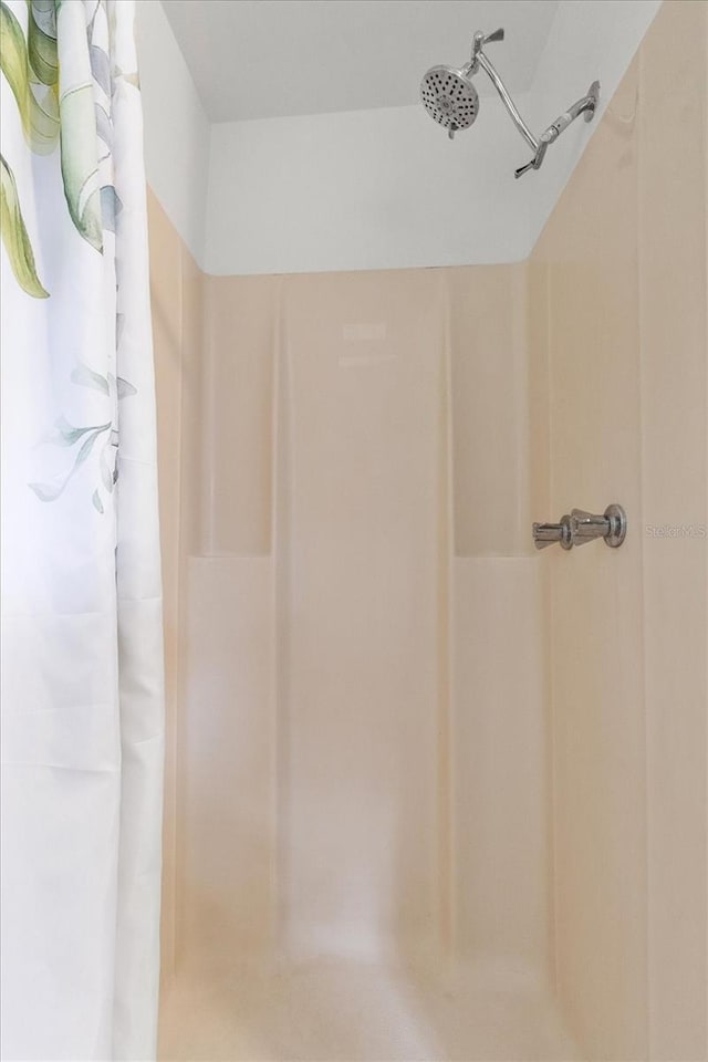 bathroom featuring a shower with shower curtain