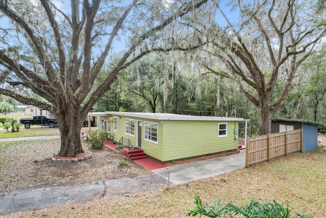 view of front of property