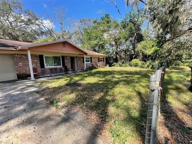 view of front facade with a garage and a front yard