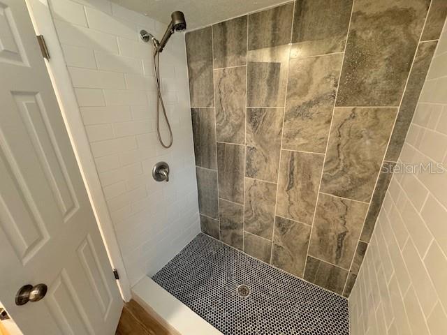 bathroom featuring a tile shower