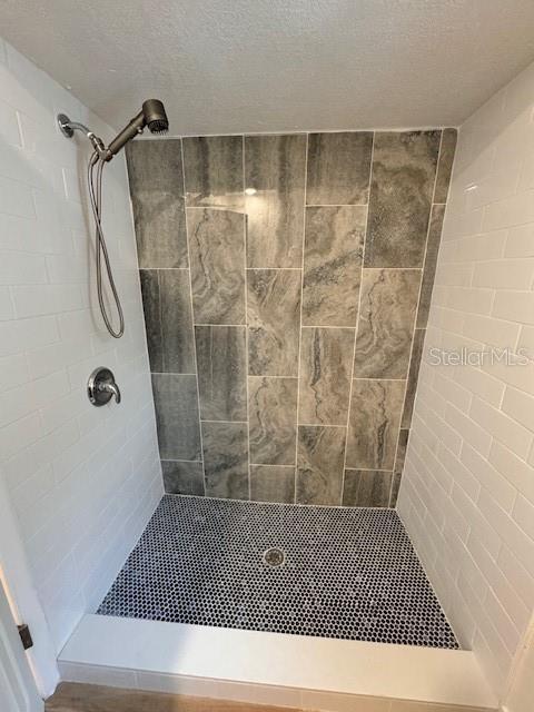 bathroom featuring a tile shower