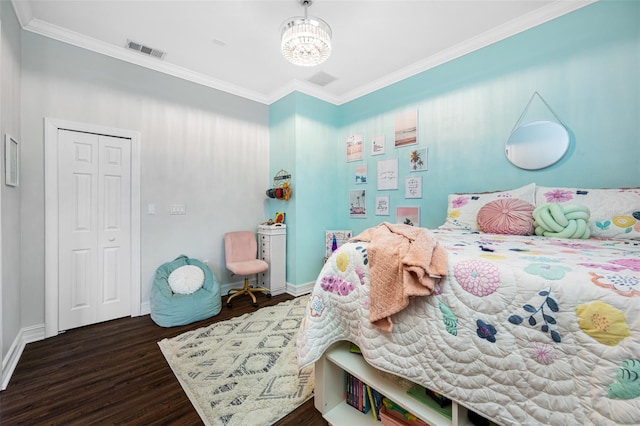 bedroom featuring crown molding, an inviting chandelier, a closet, and dark hardwood / wood-style flooring