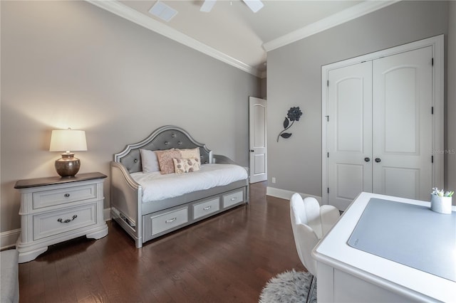 bedroom featuring a closet, ceiling fan, crown molding, and dark hardwood / wood-style flooring