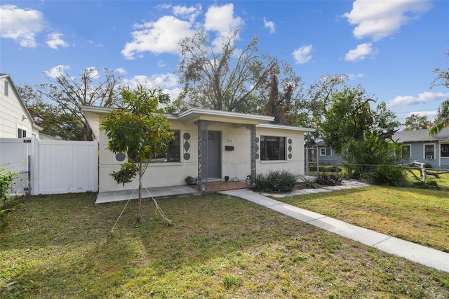 view of front of home featuring a front lawn