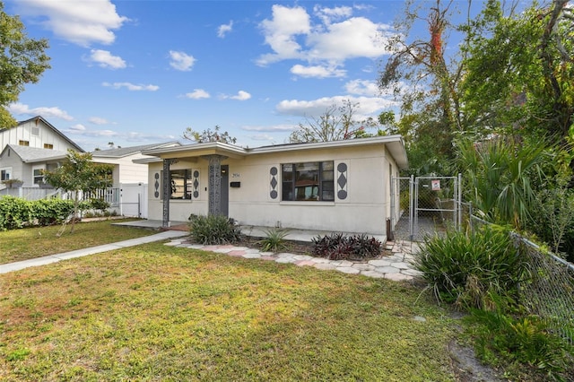 view of front of property featuring a front yard