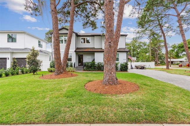 view of front facade featuring a front lawn