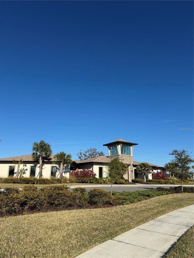 view of front facade with a front yard