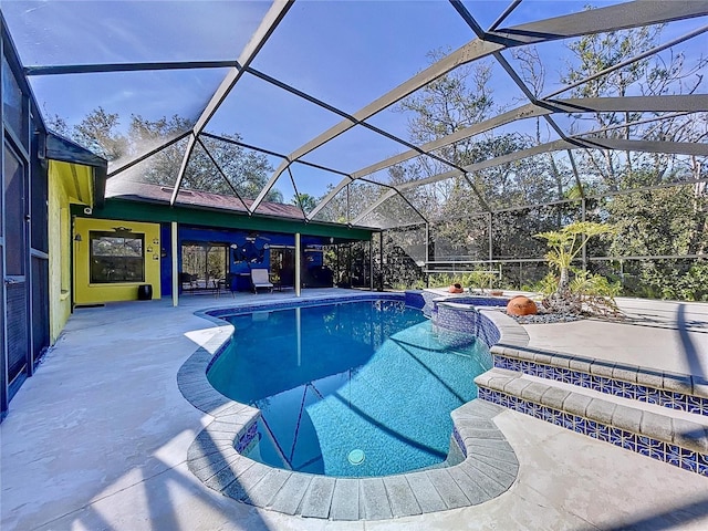 view of pool featuring an in ground hot tub, ceiling fan, a patio area, and glass enclosure