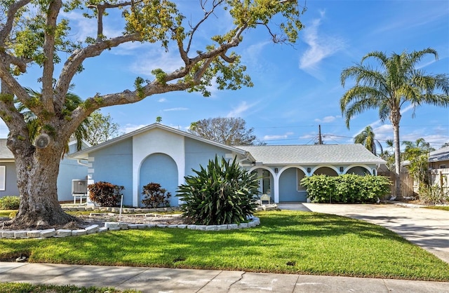 ranch-style house featuring a front yard